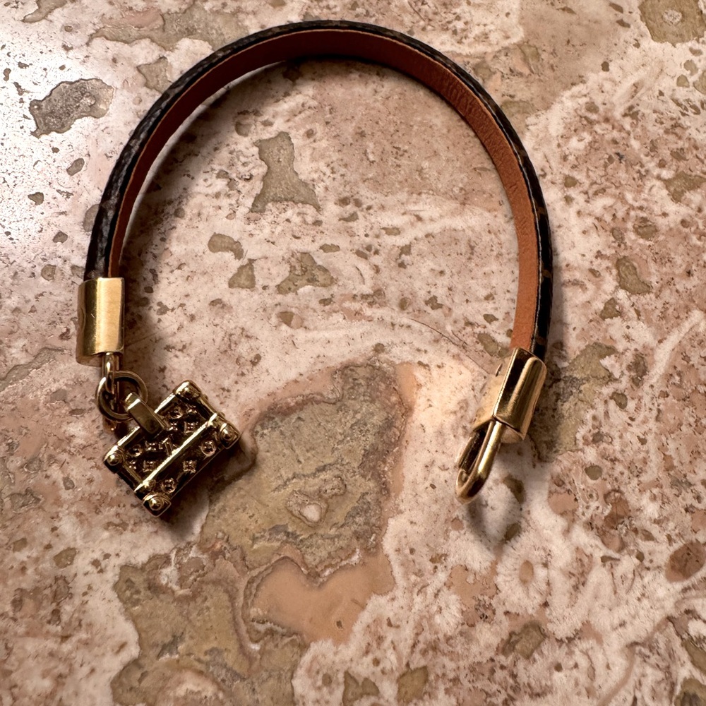 LOUIS VUITTON
Monogram cloth bracelet